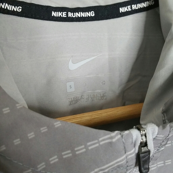 Nike Lightweight Essential Hooded Running Jacket - Picture 3 of 8